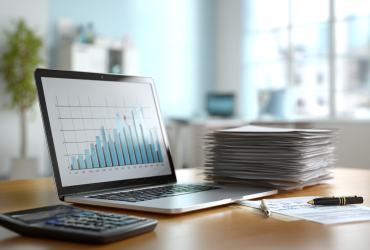 kurg4n7844_Minimalist_modern_office_desk_open_laptop_with_cle_1f1d8af1-3ea7-442d-a63c-575fba77e583_1